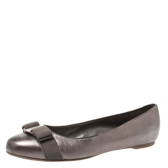 Salvatore Ferragamo Metallic Grey Leather Vara Bow Ballet Flats Size 38 - Picture 1 of 4